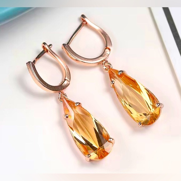 🍾 🥂NWT- Beautiful Champagne Zircon Earrings set in Rose Gold 🍾 🥂 - Picture 1 of 5